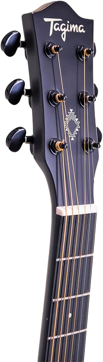 Headstock preto do violão Tagima com logo branco e tarraxas pretas com detalhes dourados