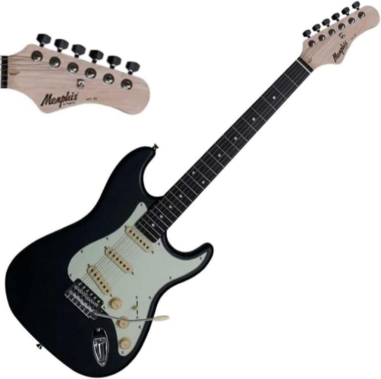 Guitarra elétrica Memphis MG-30 preta com braço claro, corpo preto e três captadores, vista frontal.
