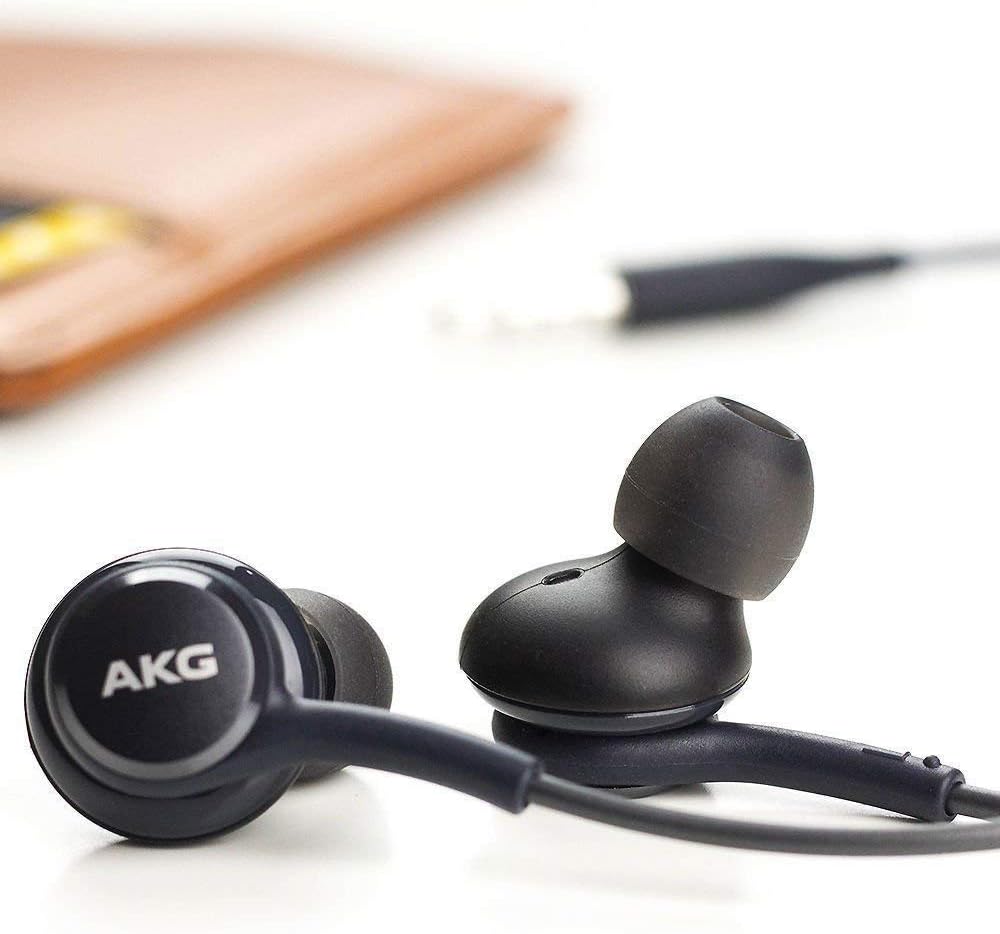 Fones de ouvido in-ear pretos AKG EO-IG955BSEGUS com cabo, sobre superfície branca.