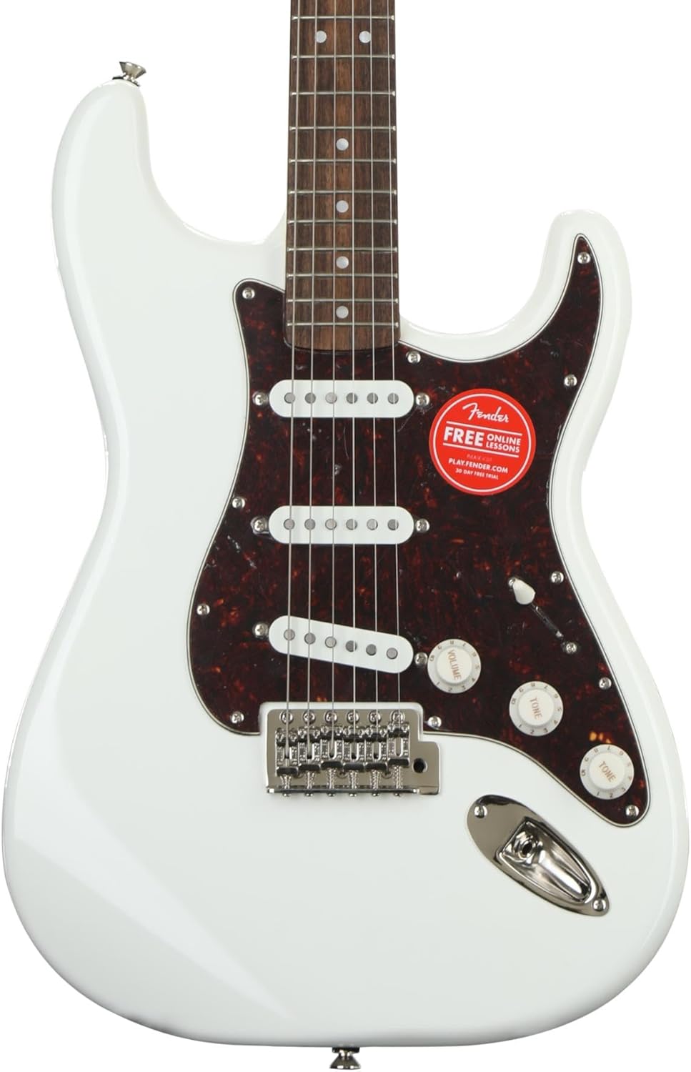 Detalhe do corpo da guitarra Fender Classic Vibe '70s Stratocaster branca brilhante com escudo tartaruga e adesivo promocional