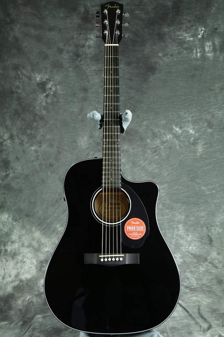 Violão Fender CD-60SCE Dreadnought preto com adesivo de lições online grátis, fundo cinza