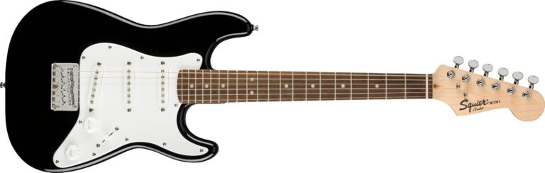 Guitarra Fender Mini Stratocaster preta brilhante com corpo sólido e três captadores single coil