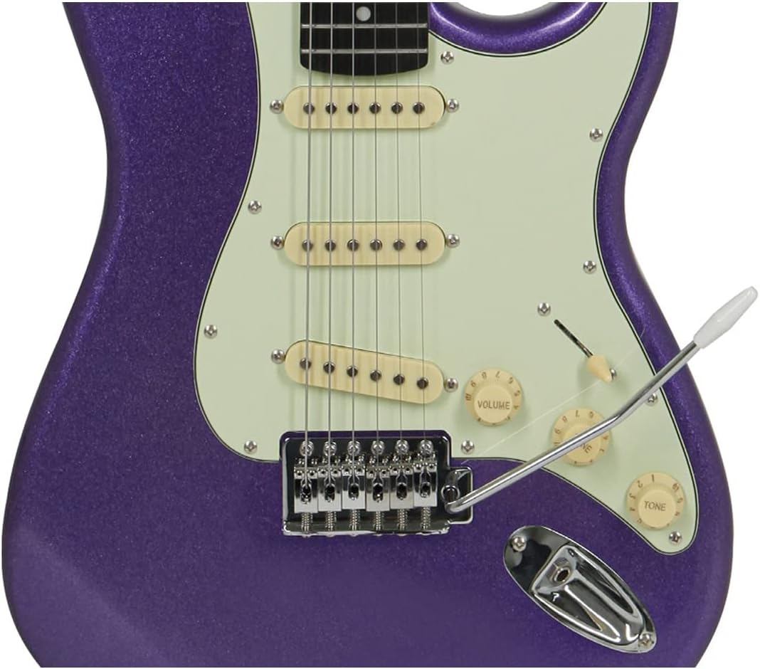 Detalhe do corpo da guitarra elétrica TAGIMA TG 500 MPP DF MG roxo metálico com ponte tremolo e captadores single coil