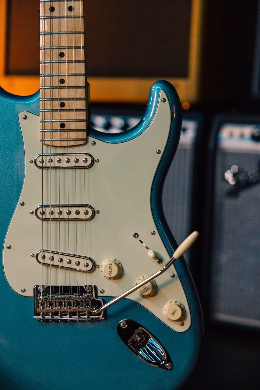 Guitarra Fender Stratocaster azul com captadores single coil CuNiFe SSS instalados