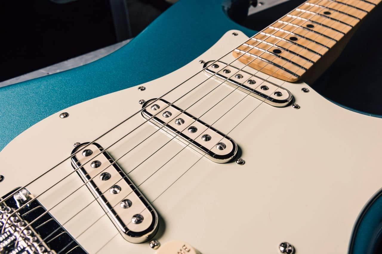 Detalhe dos captadores Fender CuNiFe Stratocaster Single Coil SSS em guitarra azul