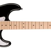 Guitarra elétrica Squier Fender Sonic Stratocaster preta com palheta branca e escala de bordo vista lateral