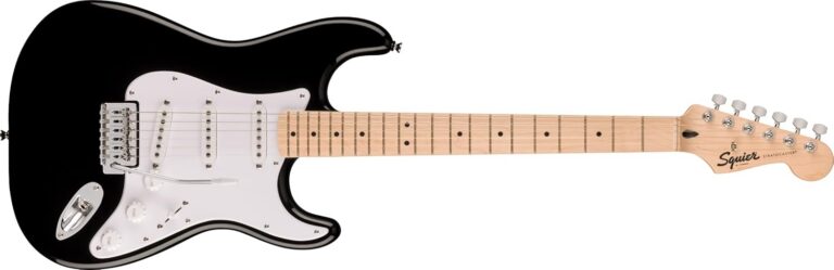 Guitarra elétrica Squier Fender Sonic Stratocaster preta com palheta branca e escala de bordo vista lateral