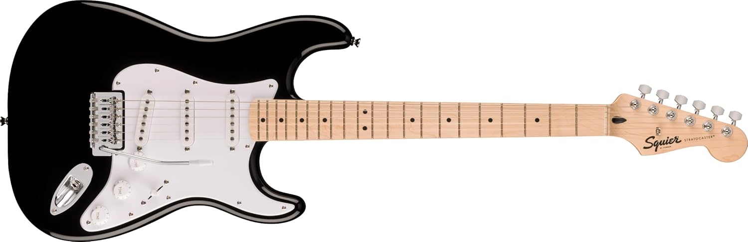 Guitarra elétrica Squier Fender Sonic Stratocaster preta com palheta branca e escala de bordo vista lateral