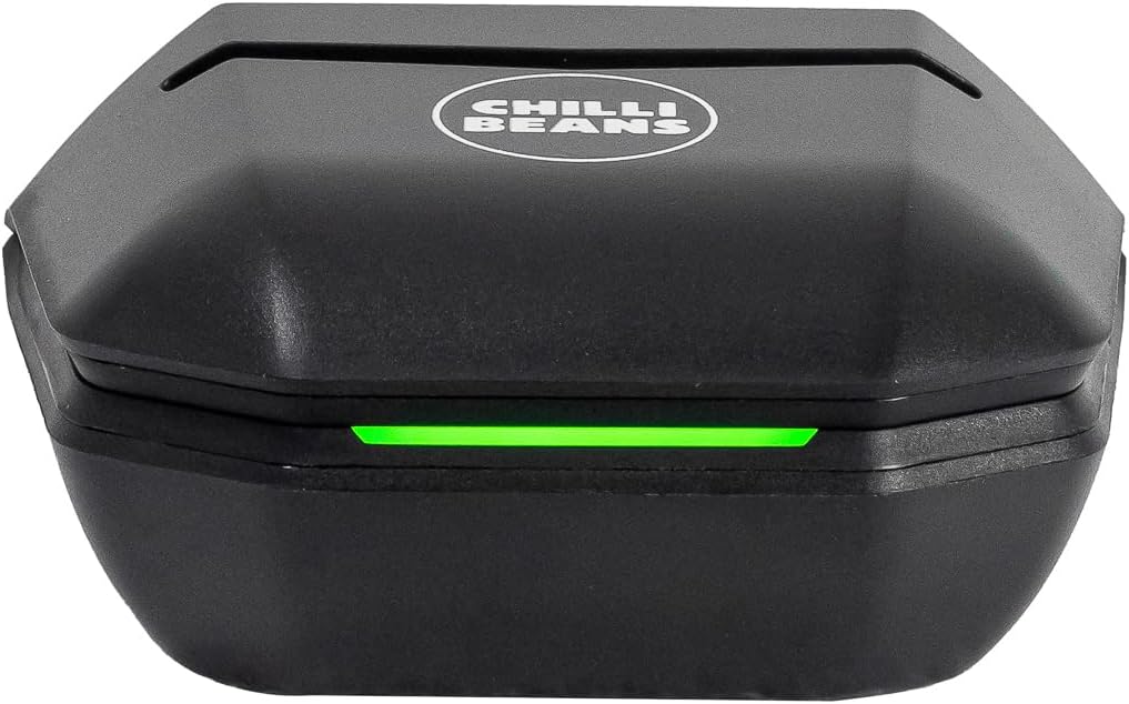 Caixa preta octogonal para fones Bluetooth Chillibeans com luz verde e logo branco.