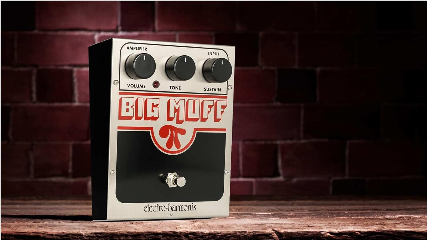 Pedal Electro-Harmonix Big Muff PI prata em ambiente rústico com controles de Volume, Tone e Sustain.