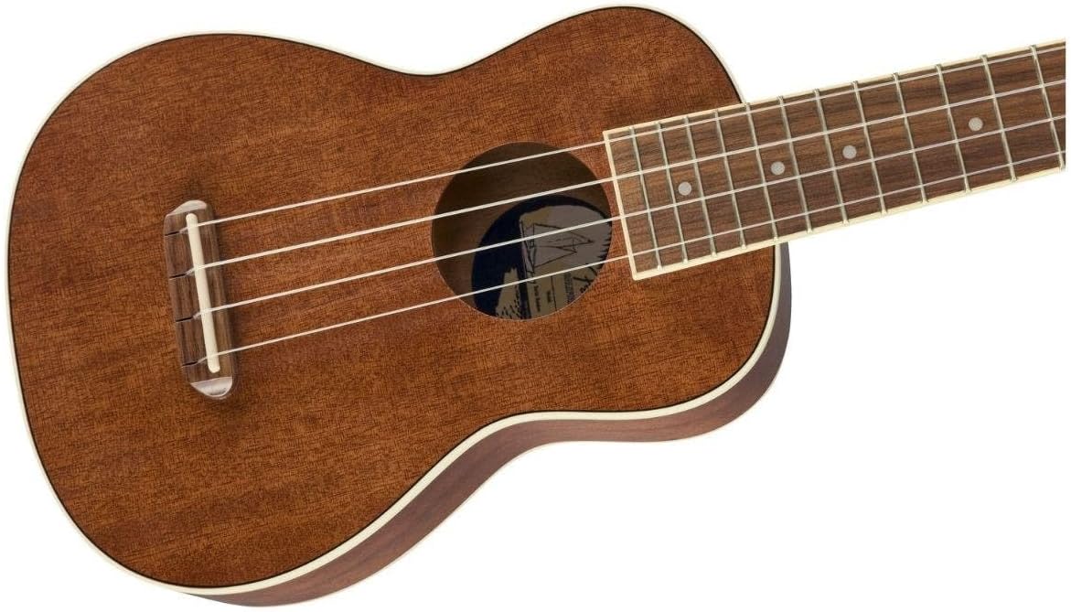 Close do corpo do ukulele marrom com bordas brancas e quatro cordas