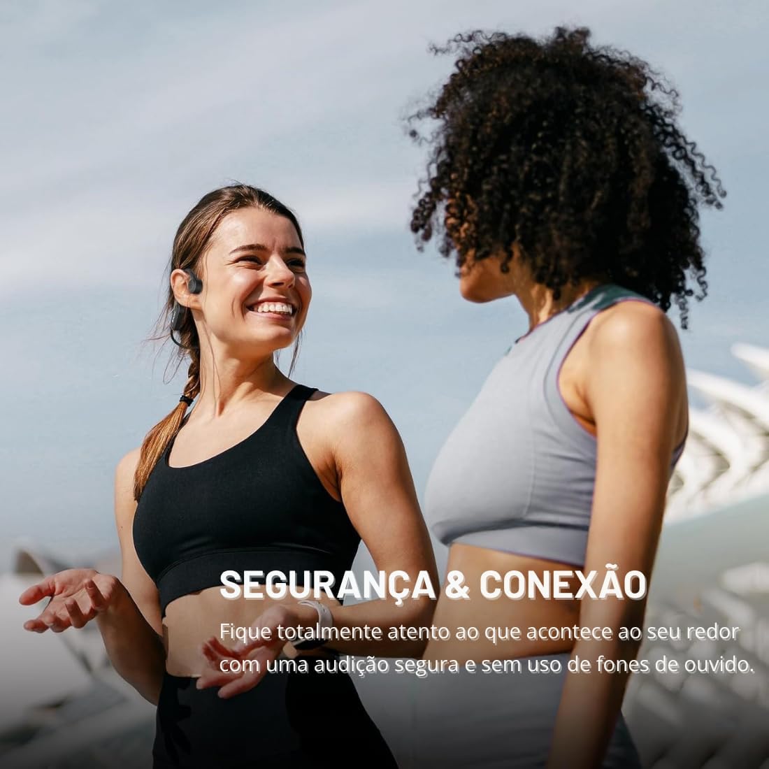 Mulheres praticando esportes usando fones de condução óssea com texto sobre segurança e conexão.