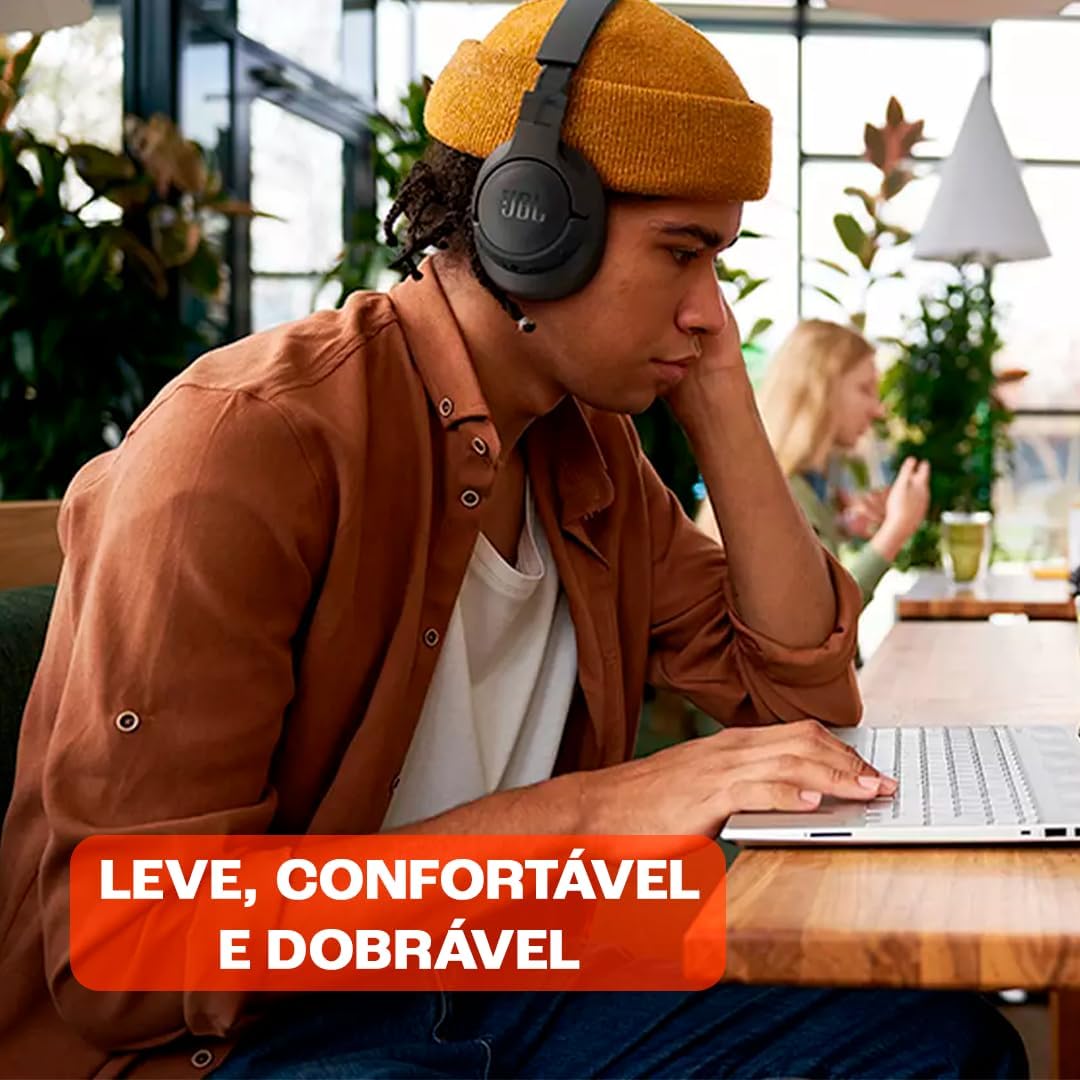 Pessoa usando fone de ouvido JBL Tune 770NC preto, leve, confortável e dobrável