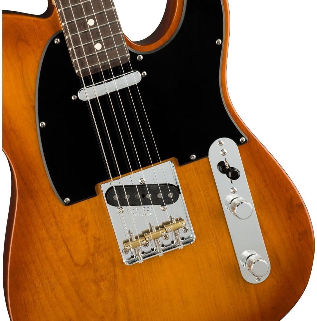 Detalhe do corpo da guitarra Fender American Performer Telecaster Honeyburst com captadores e controles