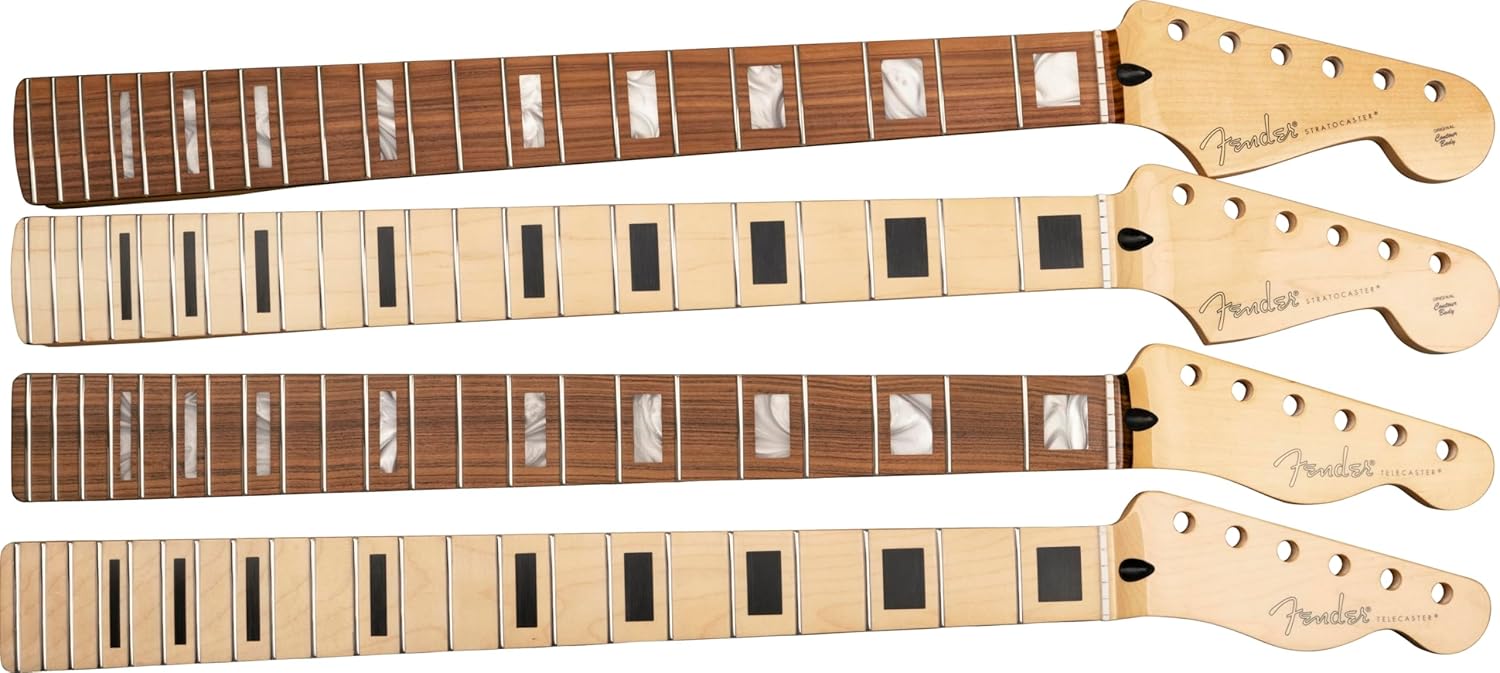 Quatro braços Fender para guitarra elétrica, dois em madeira escura e dois na cor clara, com diferentes marcadores