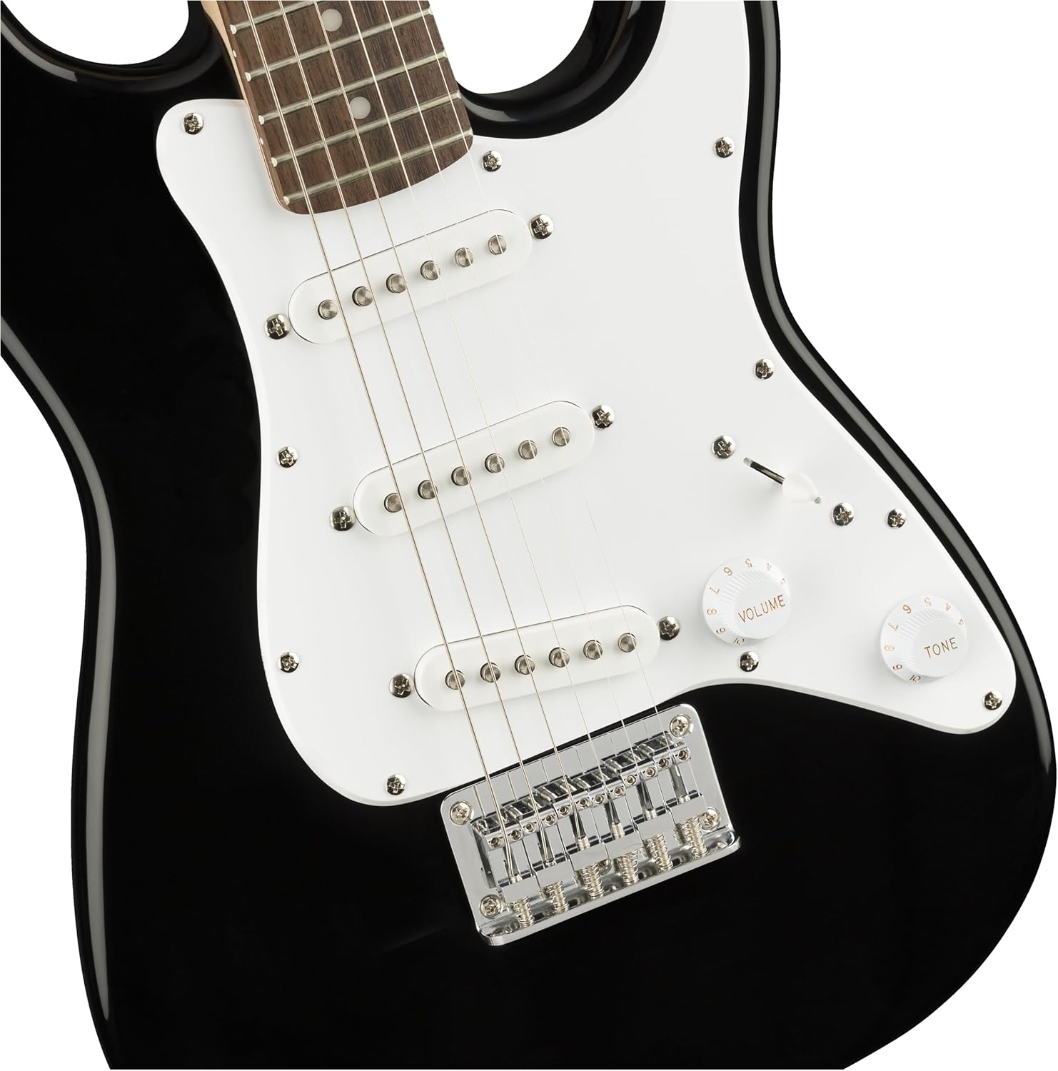 Close no corpo da guitarra Fender Mini Stratocaster preta brilhante com captadores single coil e ponte tremolo