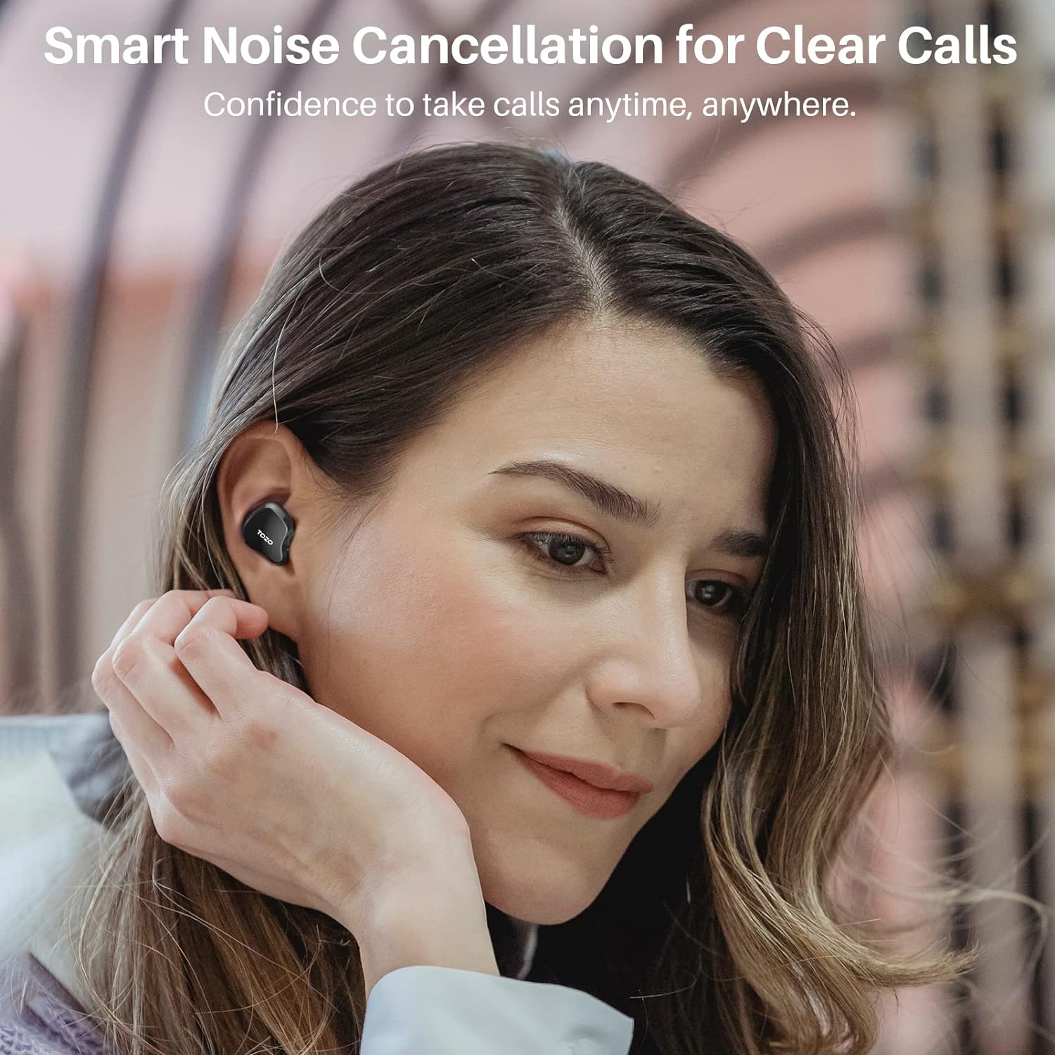Mulher utilizando fones TOZO T18 com cancelamento inteligente de ruído para chamadas claras
