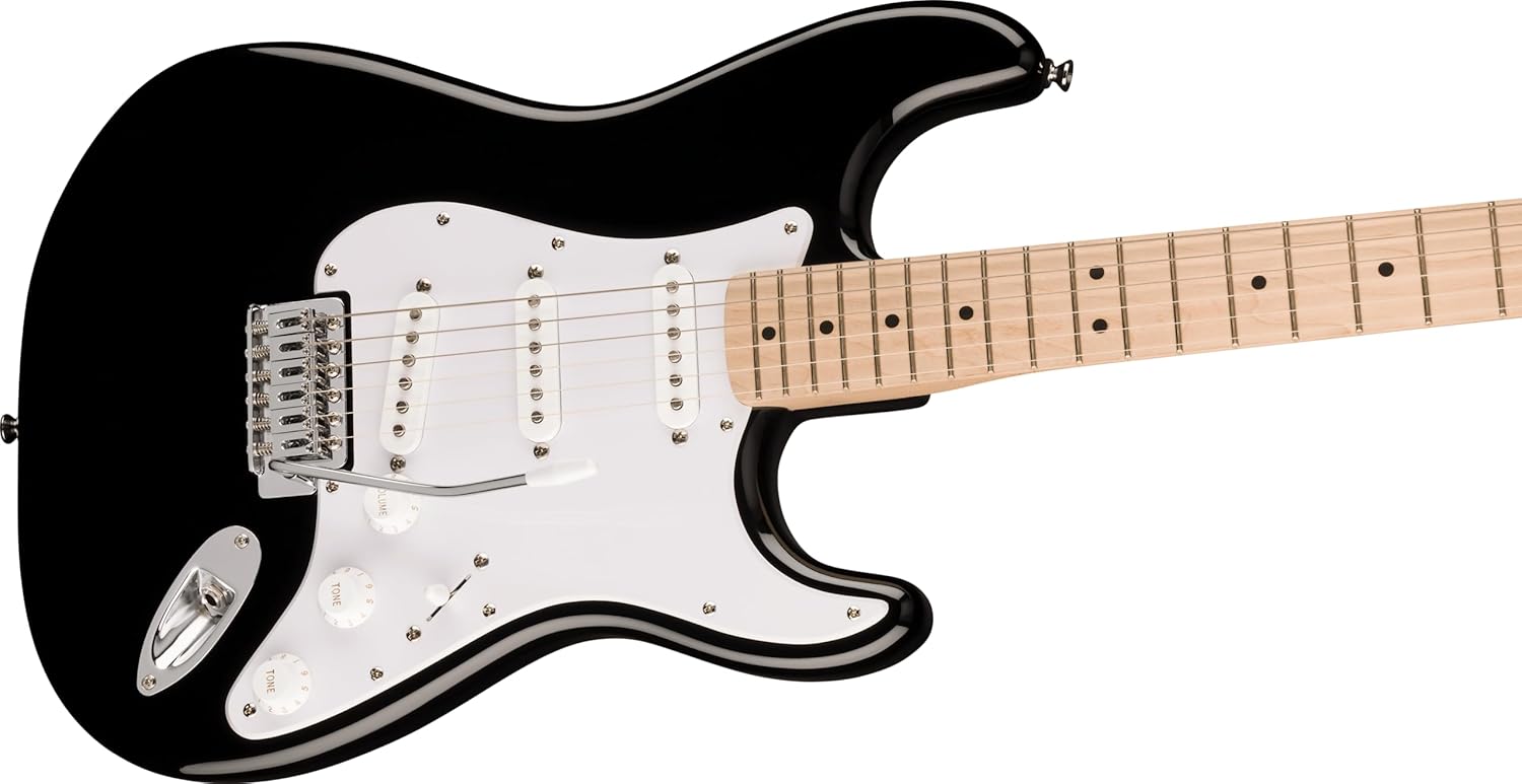 Guitarra Squier Fender Sonic Stratocaster preta vista lateral com palheta branca e braço de bordo