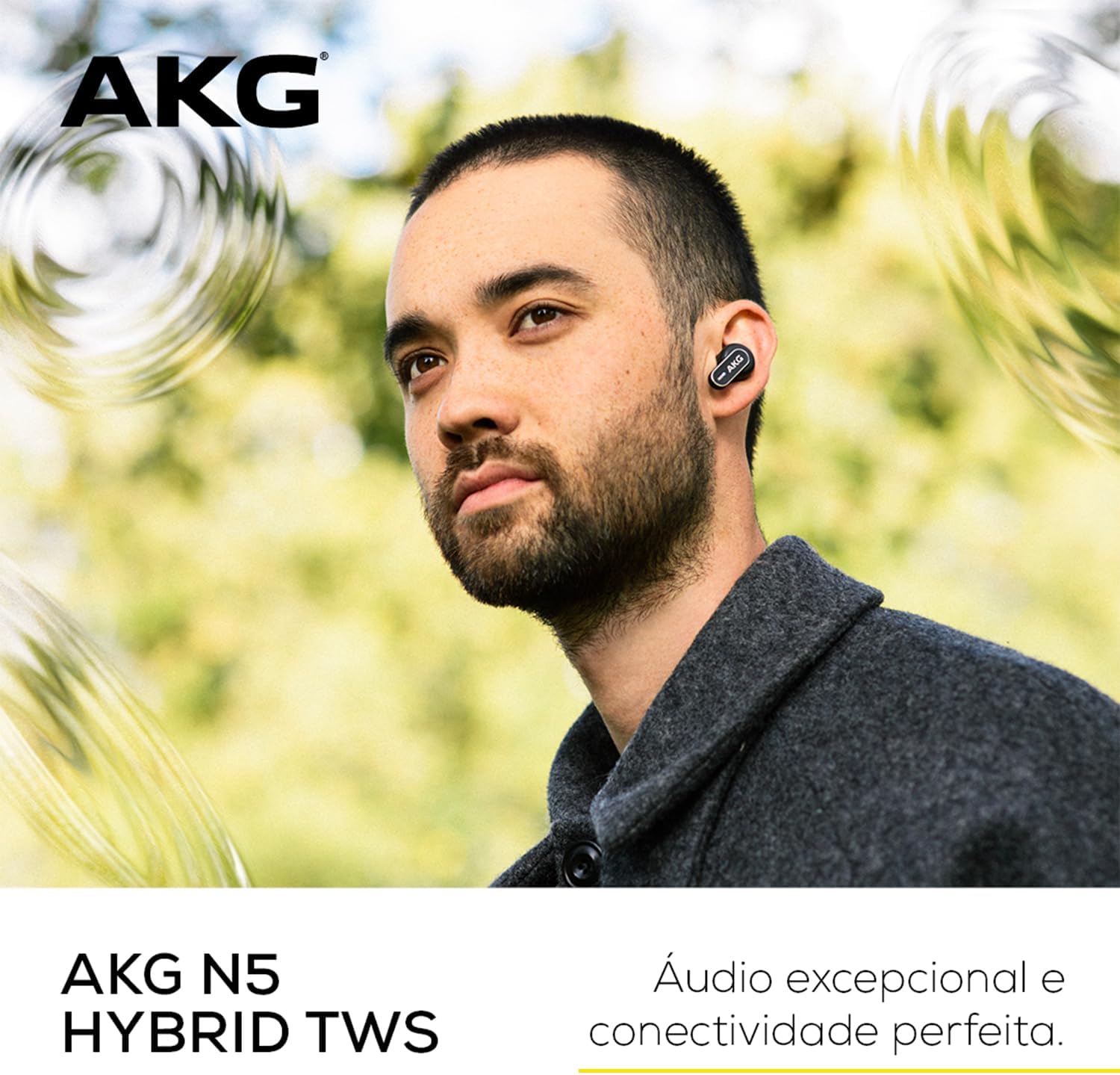 Homem usando fone de ouvido AKG N5 Hybrid TWS preto ao ar livre com áudio excepcional