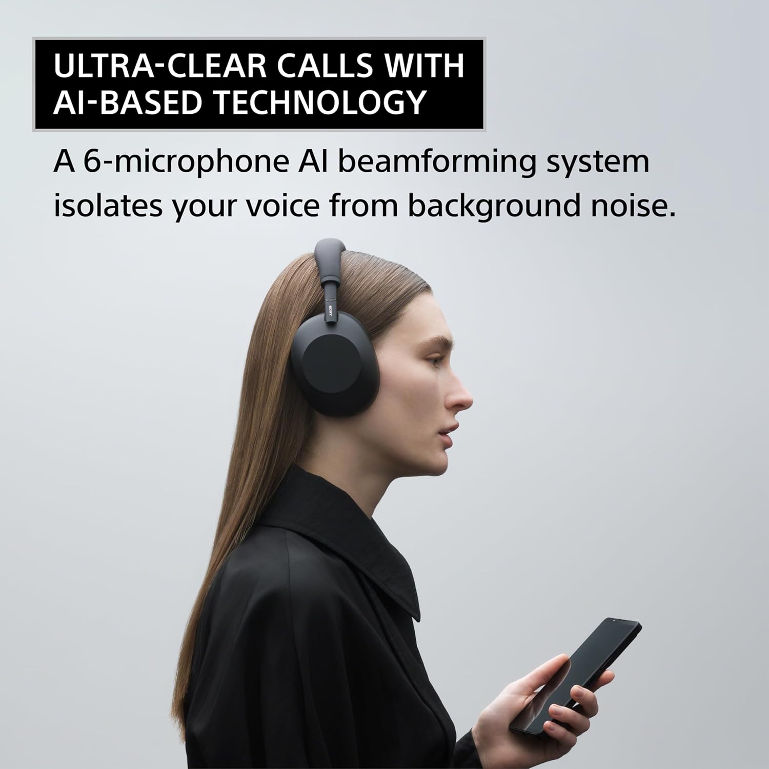 Mulher com fone Sony WH-1000XM6 preto e smartphone, com texto sobre chamadas claras AI beamforming.