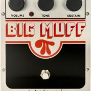Pedal Electro-Harmonix Big Muff PI prata com controles de Volume, Tone e Sustain.