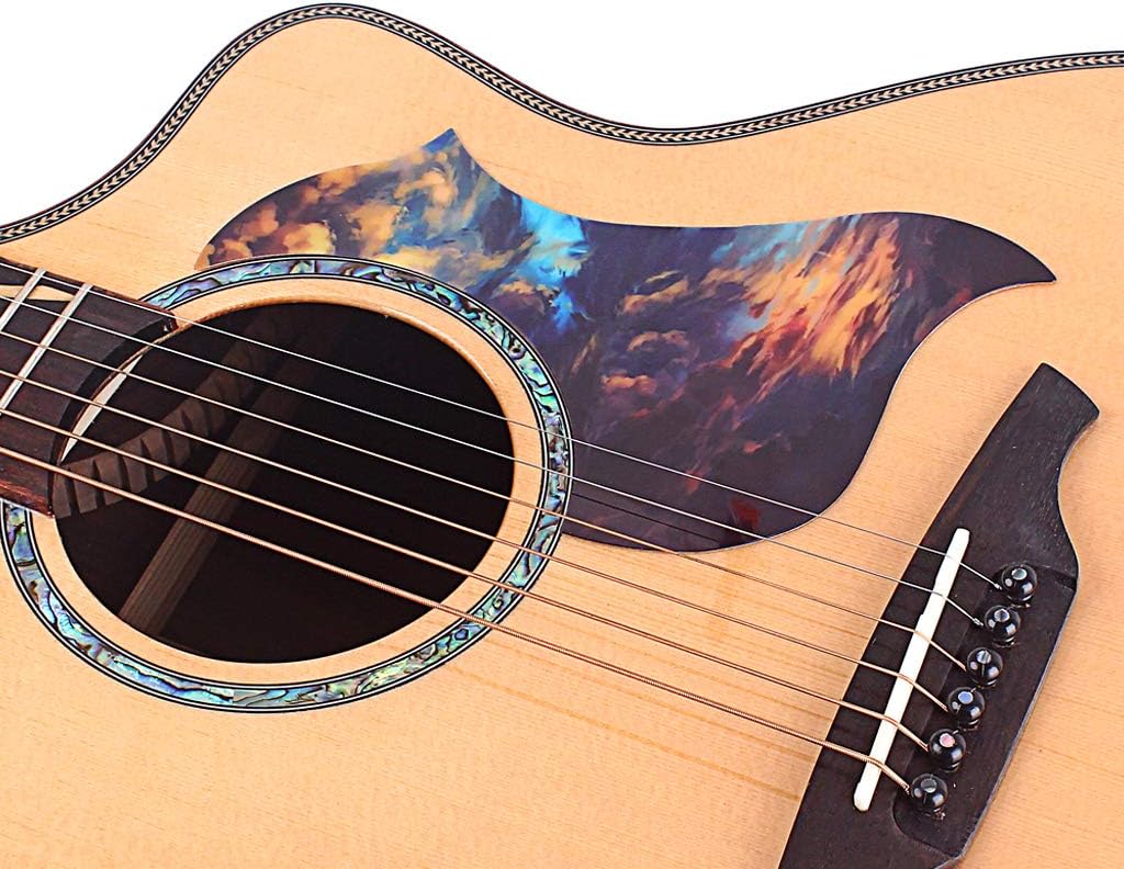 Adesivo para guitarra acústica aplicado próximo à boca do instrumento em padrões coloridos