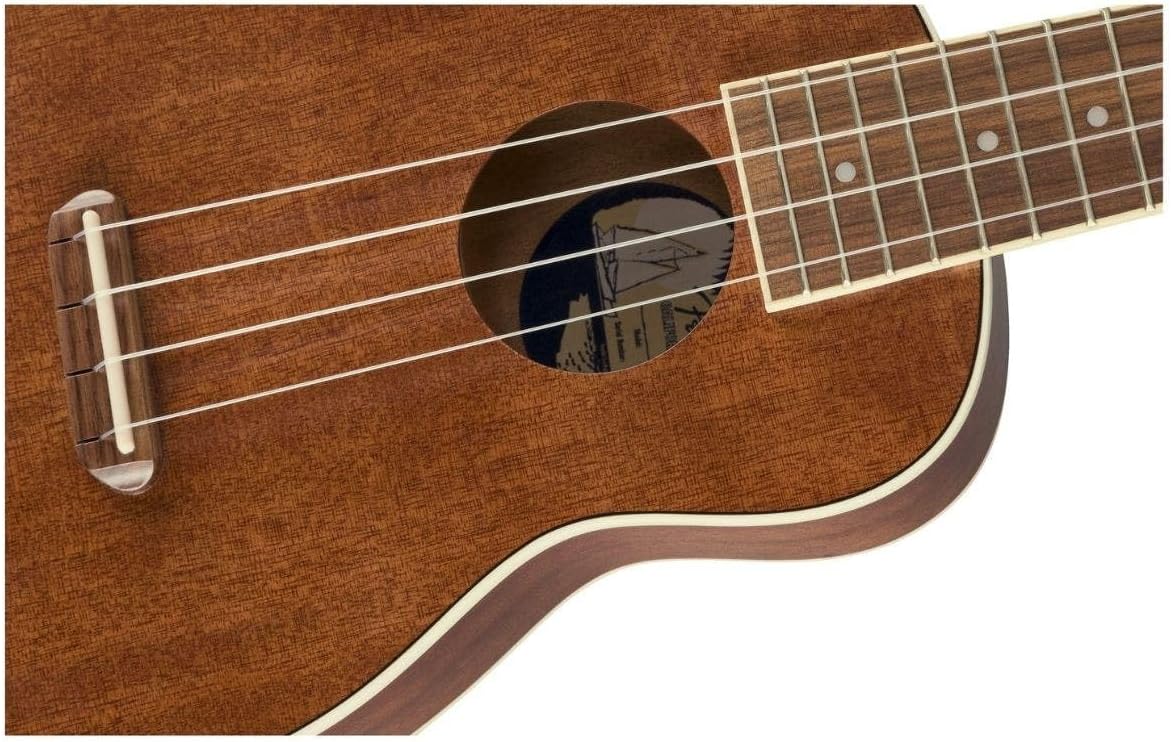 Close do corpo do ukulele Fender Seaside Soprano marrom natural com detalhes da boca e cordas