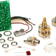 Kit Fender Stratocaster Mid Boost com placa de circuito, potenciômetros, botões de controle, jack e componentes eletrônicos em fundo branco.