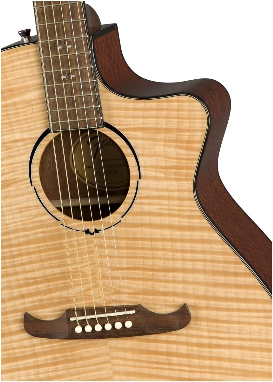 Close do corpo da guitarra acústica Fender FA-345CE com acabamento natural flamejado e ponte escura