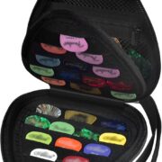 Case preto triangular para palhetas de guitarra com zíper resistente e alça confortável, feito de material EVA rígido, resistente à água e quedas, com várias palhetas coloridas organizadas internamente.