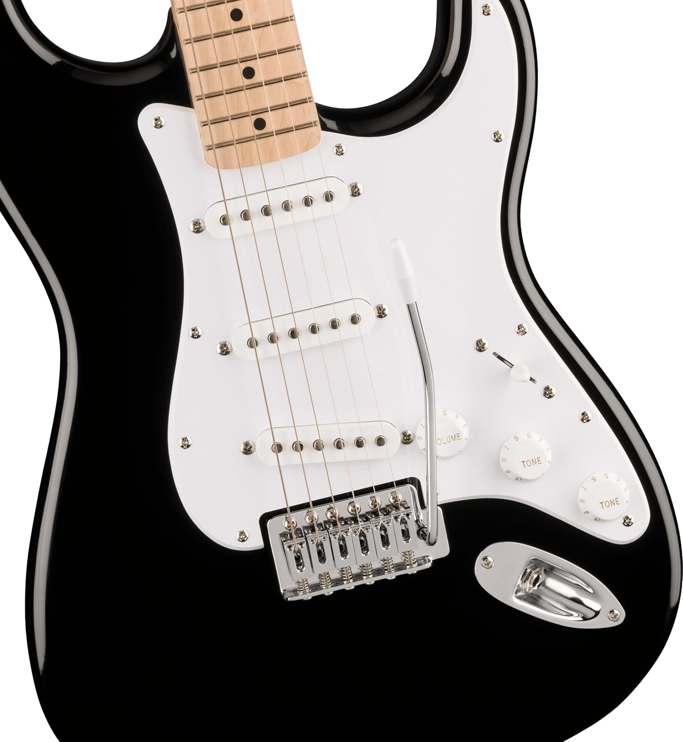 Close corpo da guitarra Squier Fender Sonic Stratocaster preta com palheta branca e três captadores