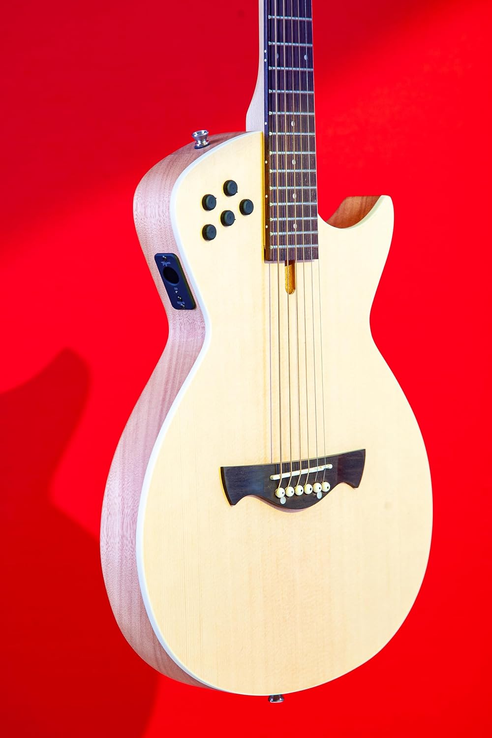 Violão Tagima Classic Modena ST Natural Satin com EQ embutido, vista lateral, corpo natural fosco, controles EQ, fundo vermelho
