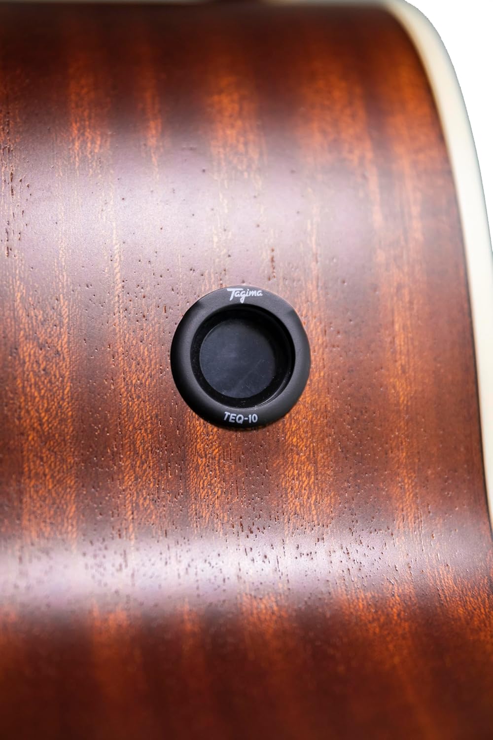 Saída jack do violão Tagima JF EQ-BKOP modelo TEQ-10 com acabamento em madeira sapele