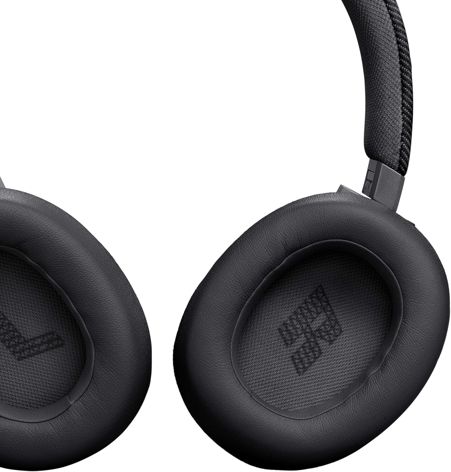Almofadas auriculares macias do fone JBL Live 770NC preto com logo JBL visível internamente.