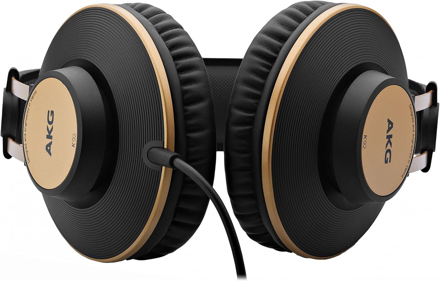 Fone AKG K92 com duas conchas grandes pretas e detalhes dourados visto de frente.