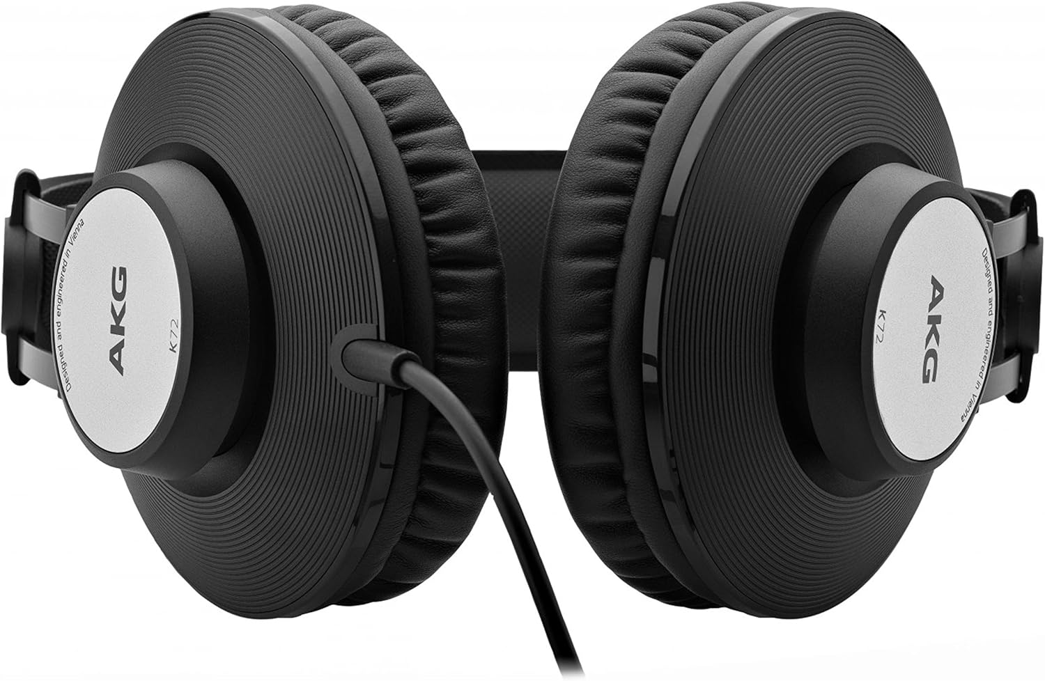Fone de ouvido AKG K72 com almofadas acolchoadas e logo visualizado de frente e levemente inclinado.