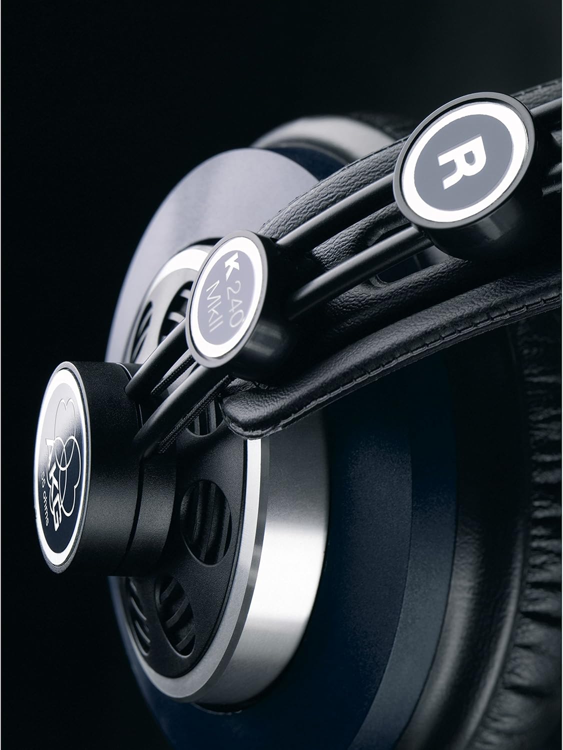 Detalhe em close do acolchoamento e da marcação direita do fone AKG K240.