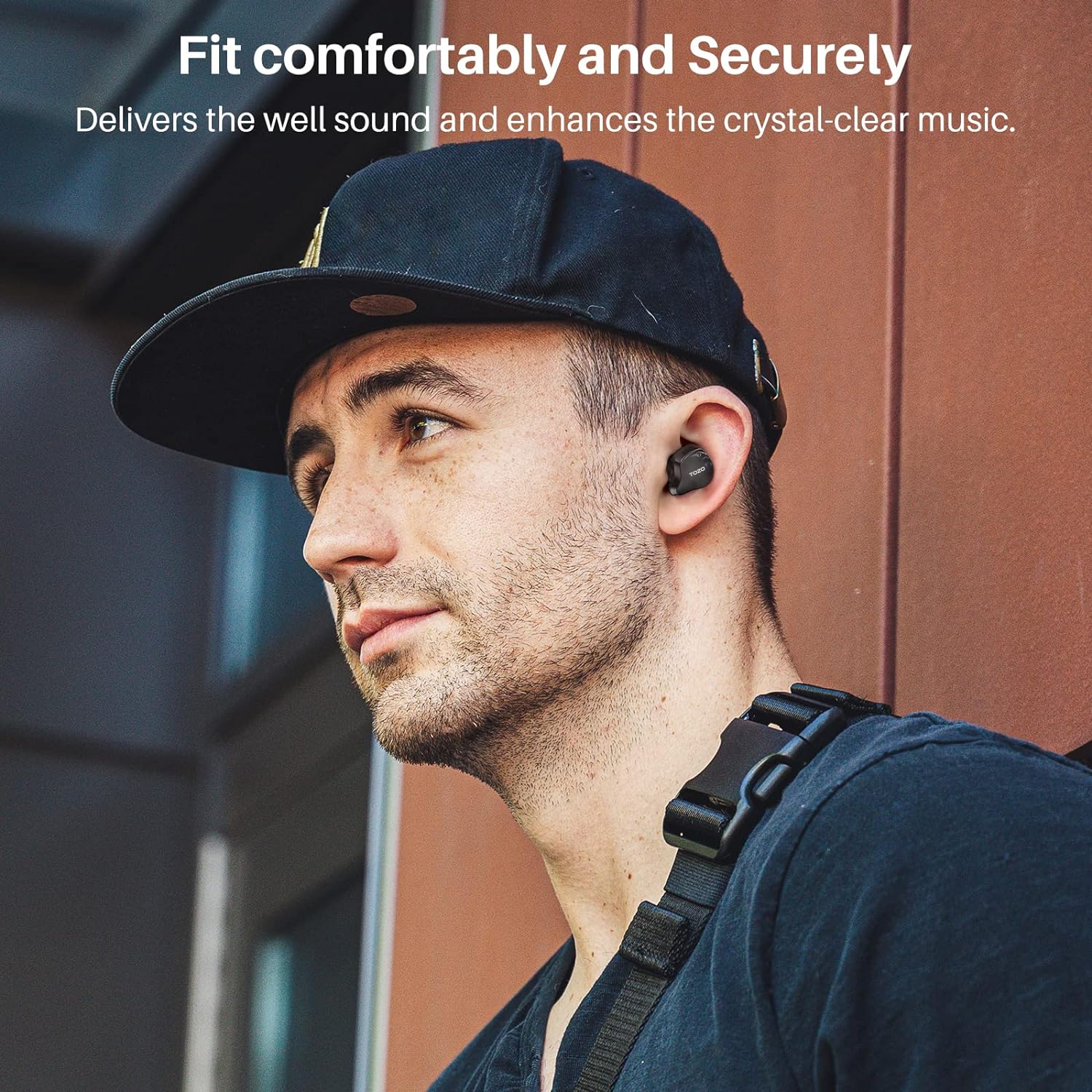 Homem usando fones wireless TOZO T18 com destaque para conforto e som claro