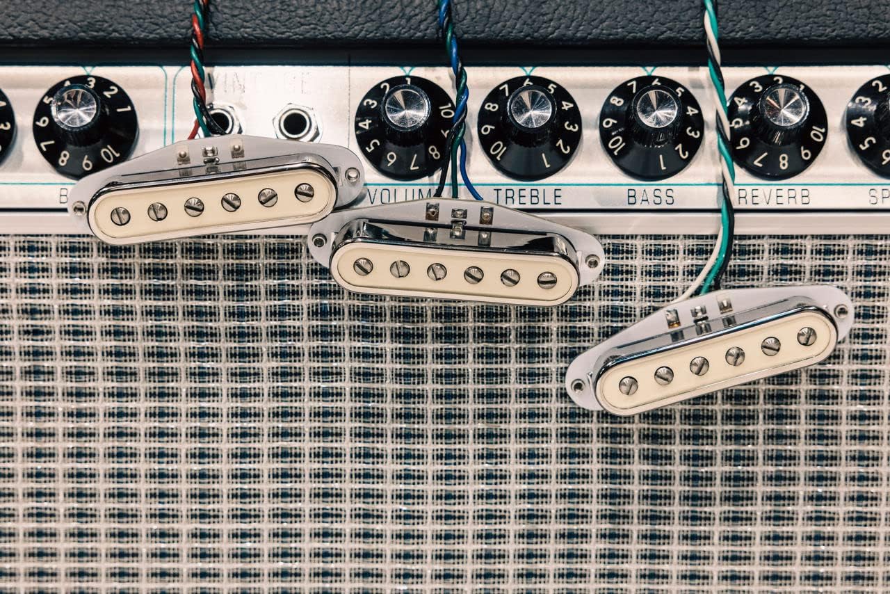 Captadores Fender CuNiFe Stratocaster Single Coil SSS sobre amplificador vintage com botões de controle