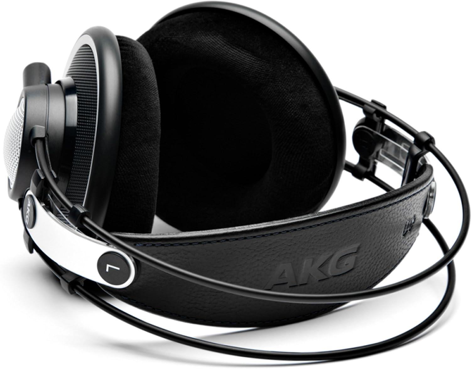 Close-up lateral do fone AKG K702 preto over-ear open-back com almofada em tecido e arco em couro sintético