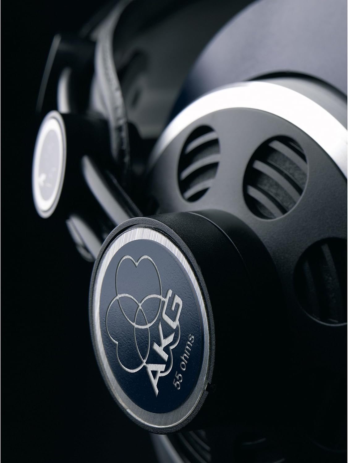 Close do logo e design aberto do fone AKG K240 em fundo escuro.