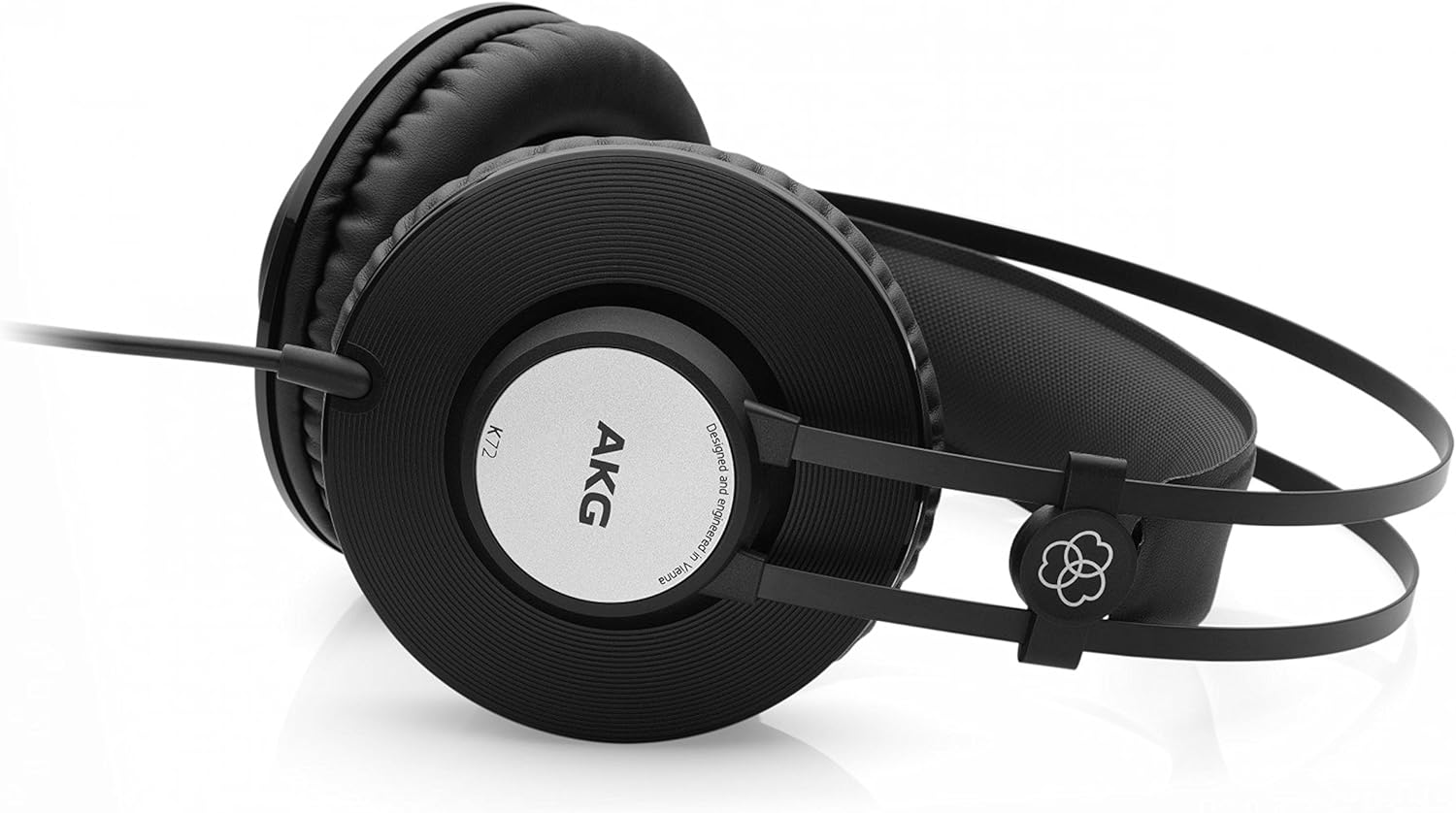 Fone de ouvido AKG K72 preto visto de lado com cabo e almofadas acolchoadas.