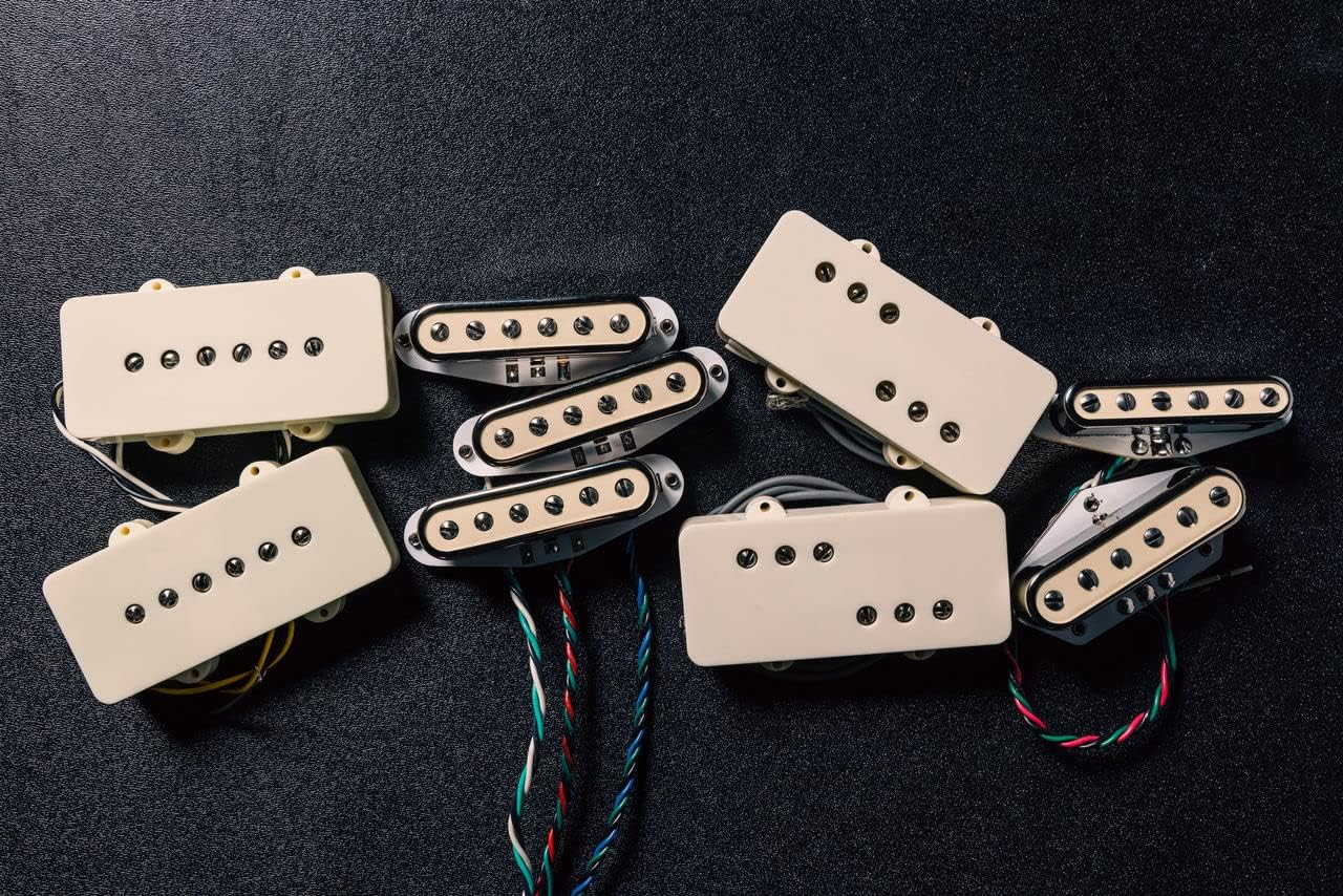 Conjunto de captadores Fender CuNiFe Stratocaster Single Coil SSS e humbuckers em fundo preto