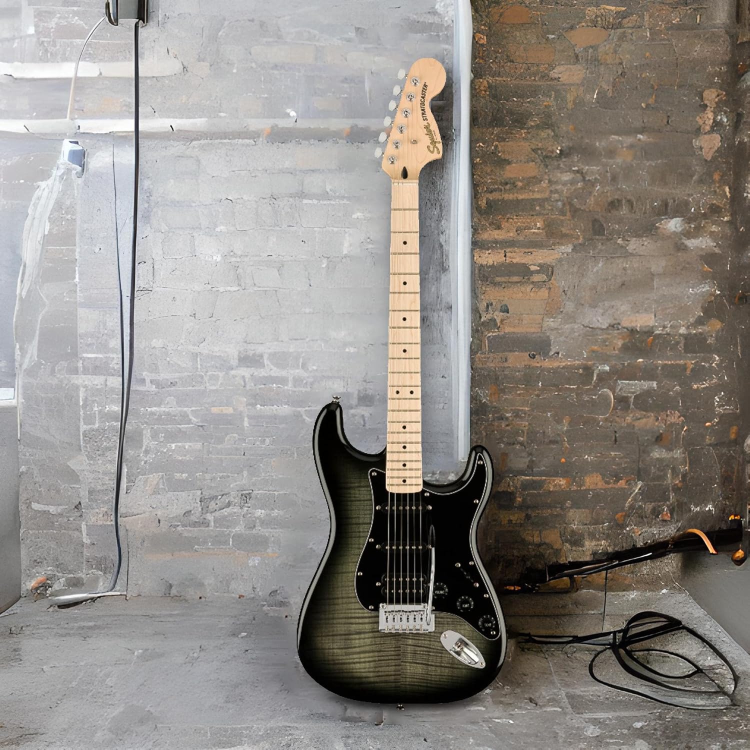 Guitarra elétrica Fender Squier Affinity Stratocaster Black Burst com escala maple encostada em parede