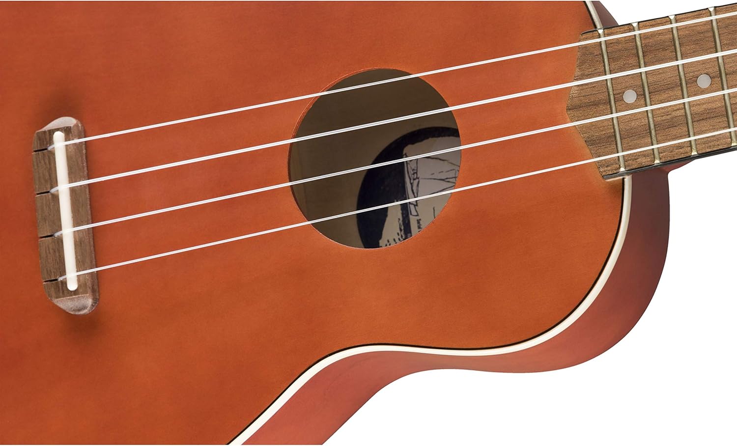 Close no corpo do ukulele Venice soprano com cordas e acabamento em madeira marrom.